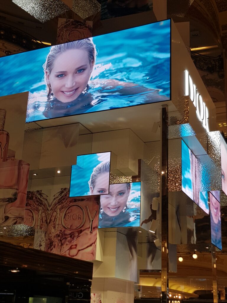 2019 VX195i Britain Dior shop 01