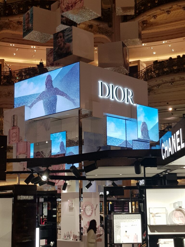 2019 VX195i Britain Dior shop 03